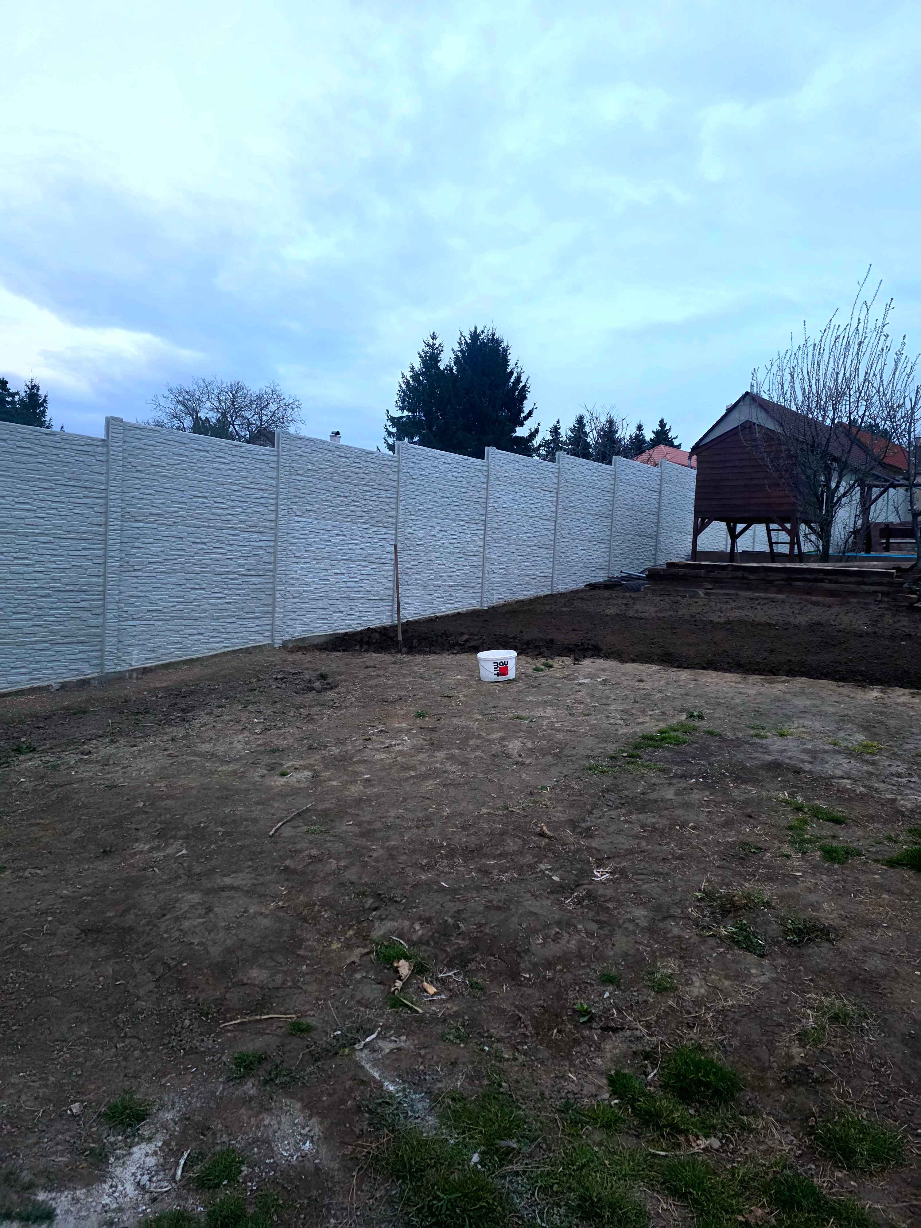 Montáž kaskádového plotu s výškou 2 m až 2,50 m.