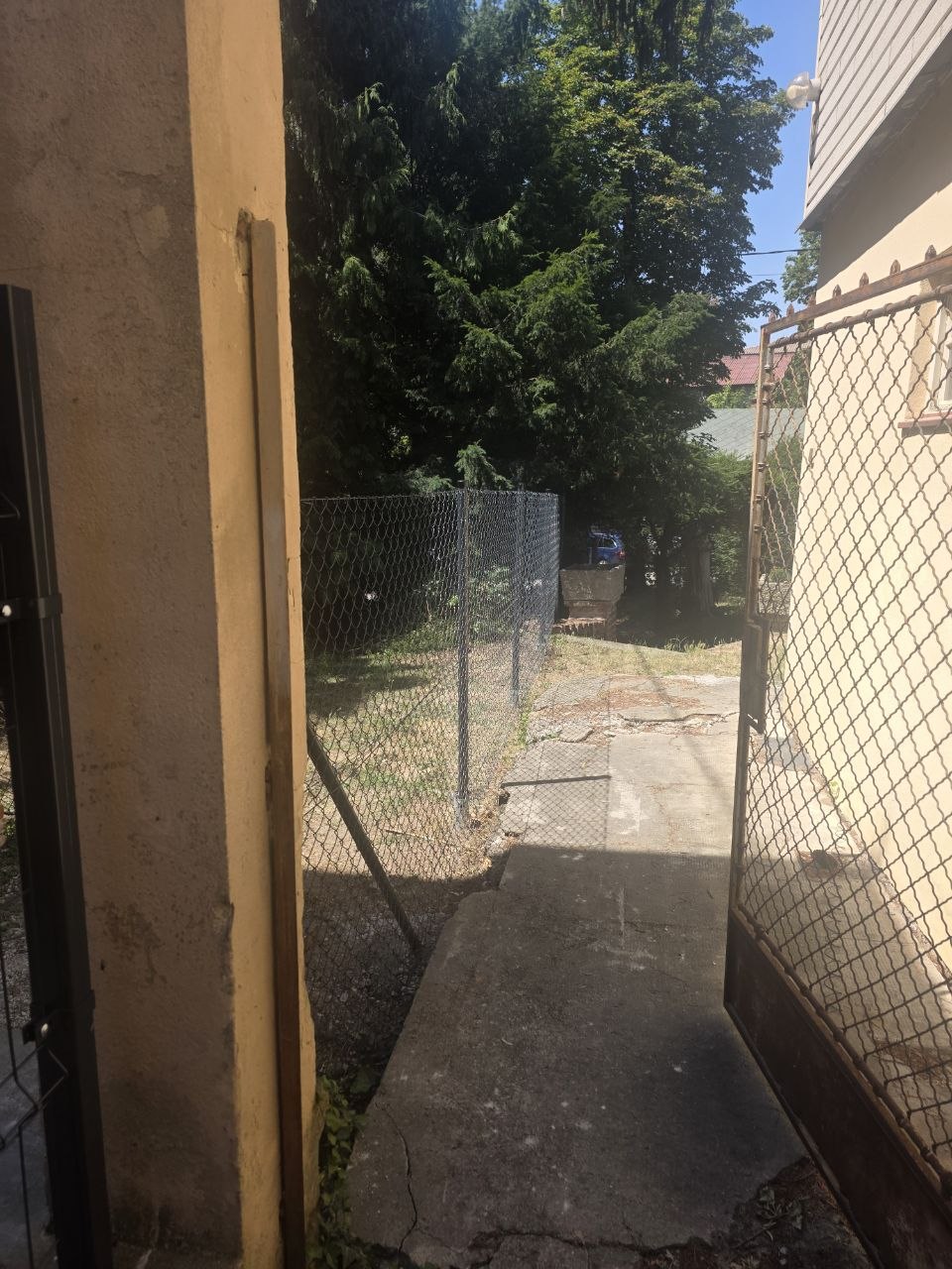 montáž kombinovaného plota (pletivo + 3D panely). - 3