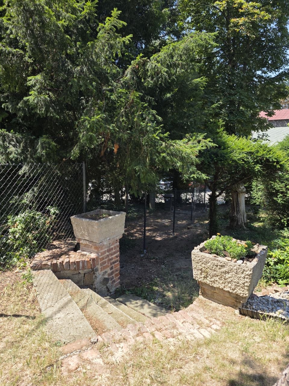 montáž kombinovaného plota (pletivo + 3D panely). - 2