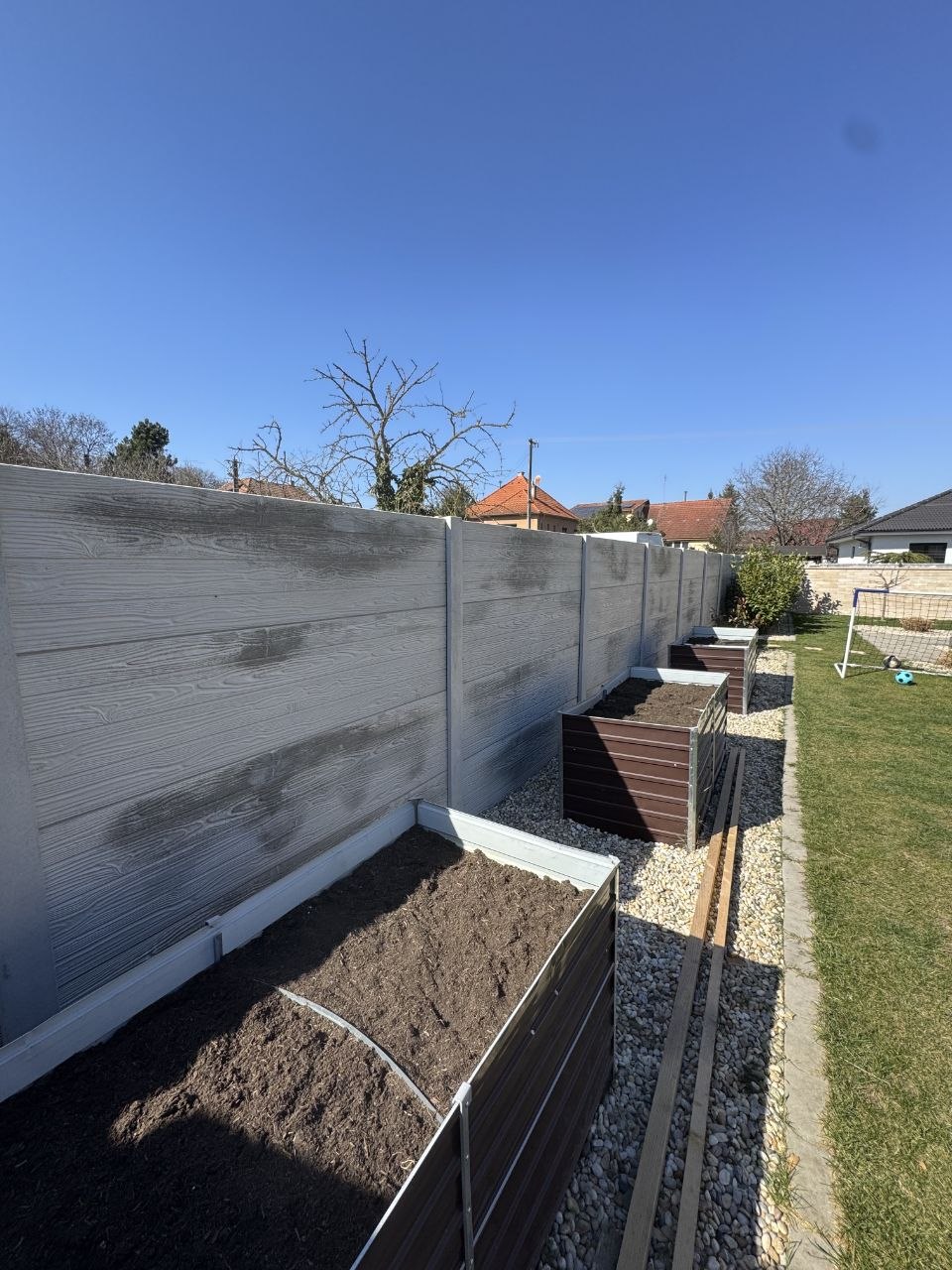 Montáž plotu , výška 2 m, jednostranné panely so vzorom dreva a hladké stĺpiky. - 5