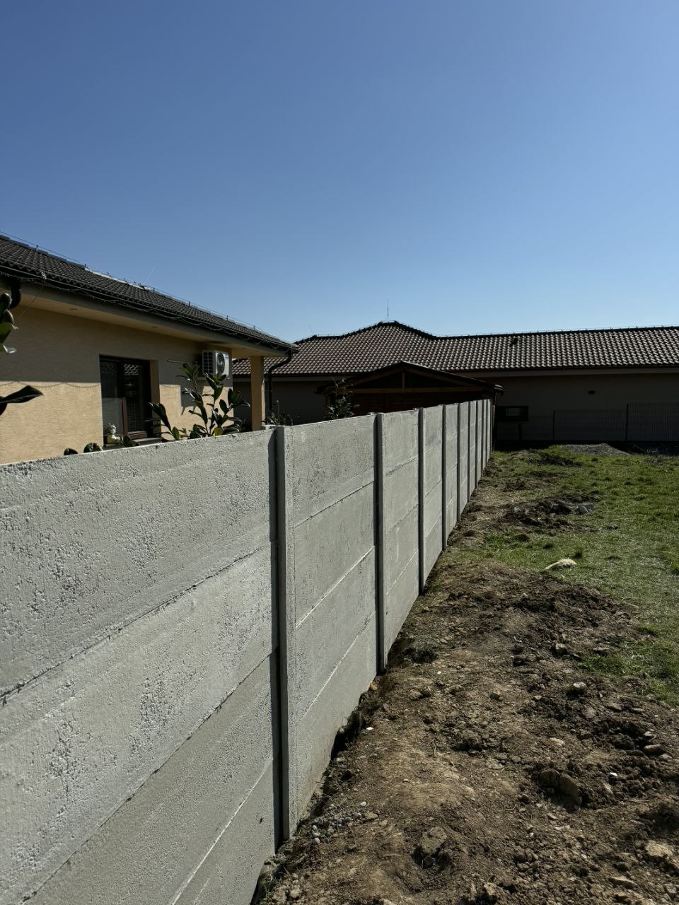 Montáž plotu , výška 2 m, jednostranné panely so vzorom dreva a hladké stĺpiky. - 3