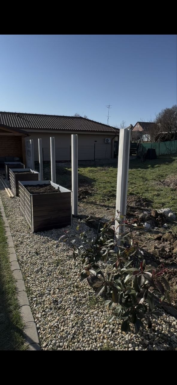 Montáž plotu , výška 2 m, jednostranné panely so vzorom dreva a hladké stĺpiky. - 1