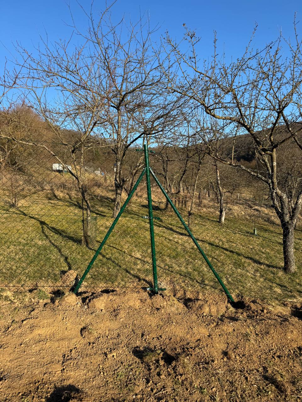 Betónový plot montáž Nové Mesto nad Váhom - 🏡 80 metrov spoľahlivého oplotenia z pletiva aj v náročnom teréne!