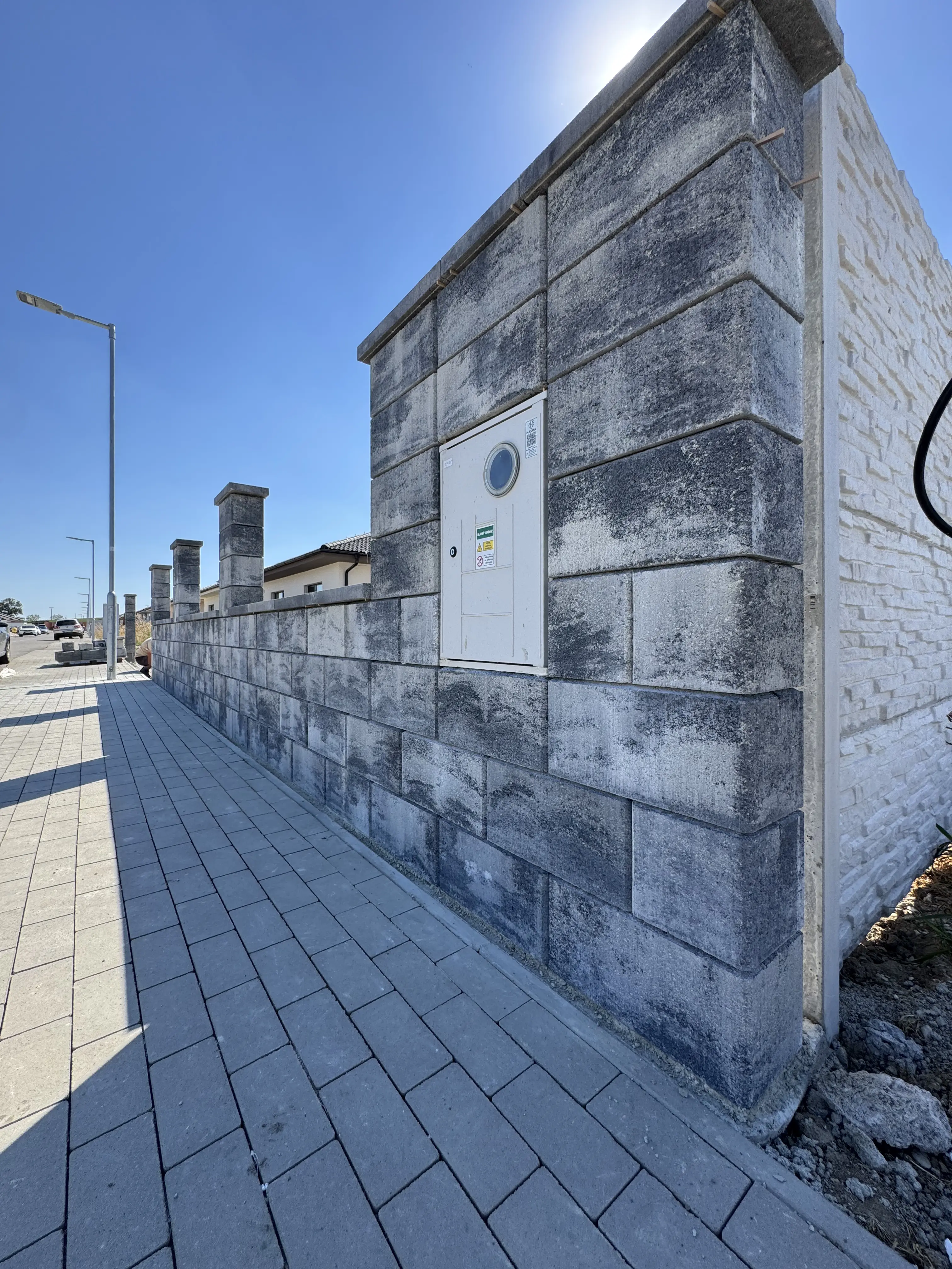 Betónový plot montáž Dechtice (okres Trnava) - Realizácia murovaného plotu – Dechtice